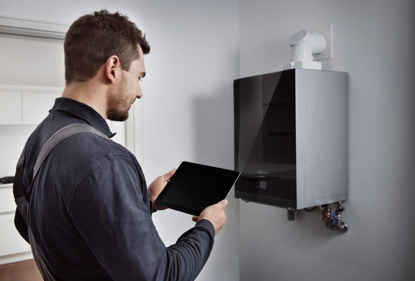 man_with_tablet_in_front_of_buderus_boiler_305478_1440x576original